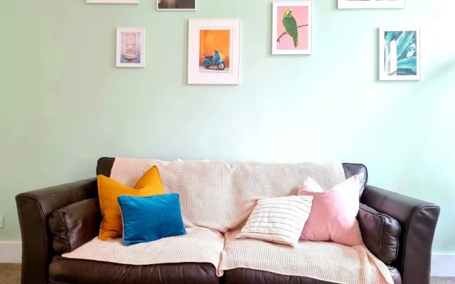 Vibrant Spacious Apartment In West End