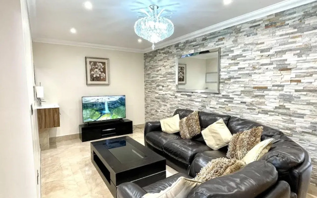 New Luxury Modern House Near Airport Free Parking