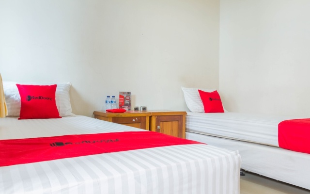 RedDoorz near Pasar Pagi Cirebon 2 – Guest Rooms – Cirebon