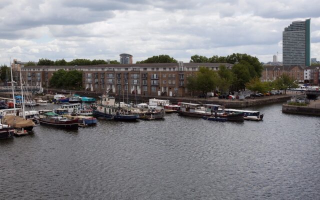 A Bright Top Floor Maisonette Along The Quays