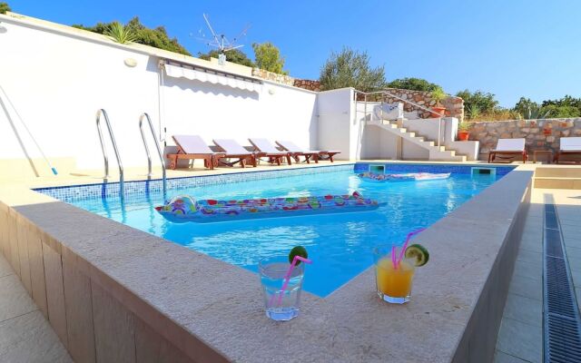 Charming Holiday Home in Cara With Swimming Pool