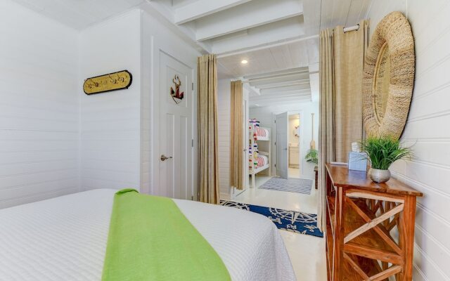 Romantic Beach House by Vtrips