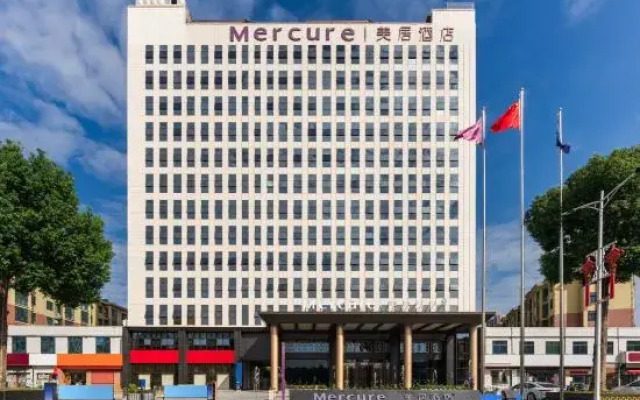 Mercure Hotel Xinyang Baopeng Square