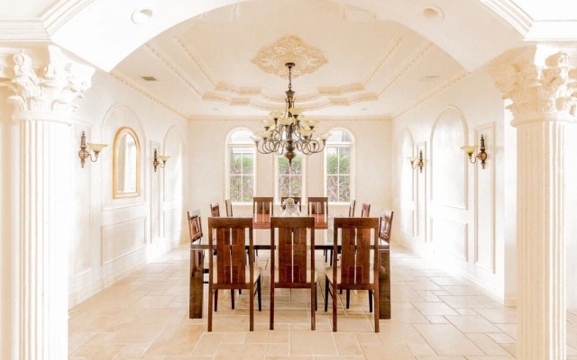 Florence by AvantStay | Estate w/ Dock & Pool | Sleeps 16