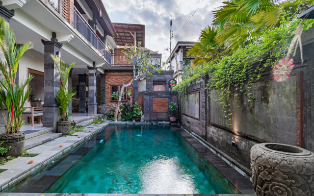 Ayu Sari Guesthouse by Mahaputra