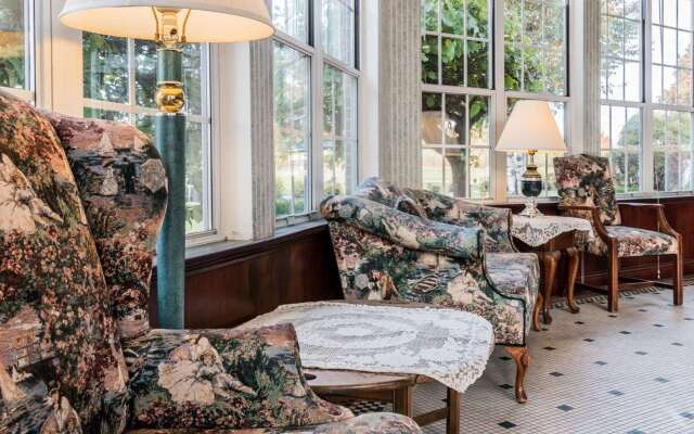 Clarion Hotel Mackinaw City Beachfront