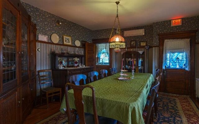 The Candlelight Inn