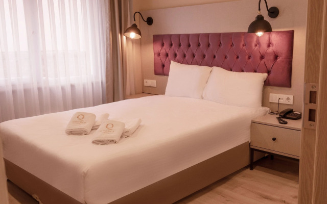 The Lola Hotel