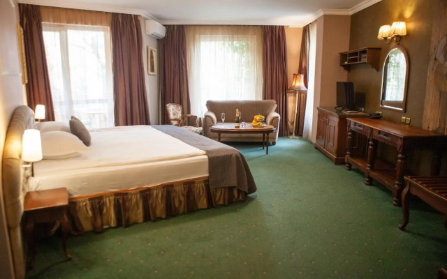 Meg Lozenetz Hotel