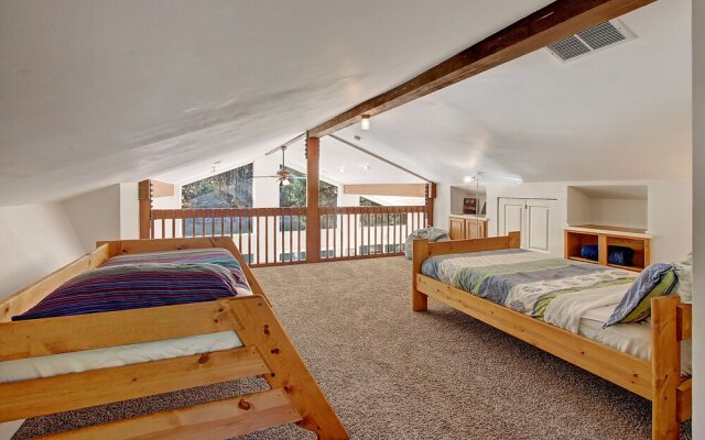 Baring Bend Lodge - Three Bedroom Cabin with Hot Tub