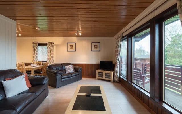 Conifer Lodge 25 With Hot Tub, Newton Stewart