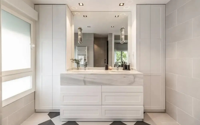 Besalu - 3 Bedrooms and Balcony in Castilla