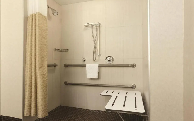 DoubleTree by Hilton Hotel Boston Bayside