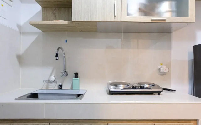 Cozy Studio Apartment with Smart TV at Springwood Residence