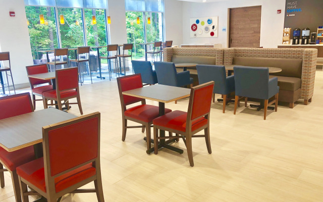Holiday Inn Express Raleigh Arpt - Brier Crk Area