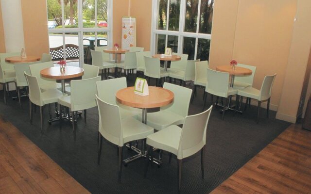 La Quinta Inn And Suites Naples Downtown