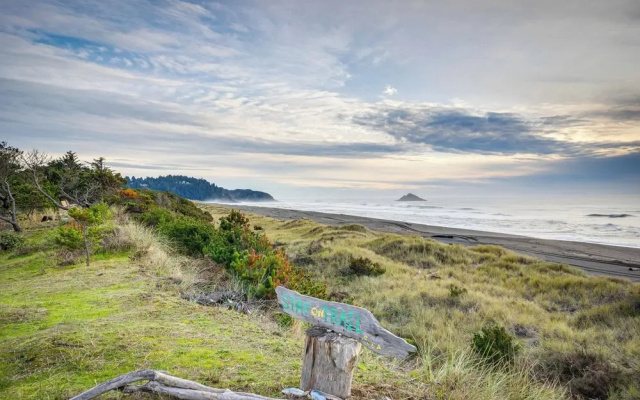 Oceanfront Home in Port Orford: The Lighthouse
