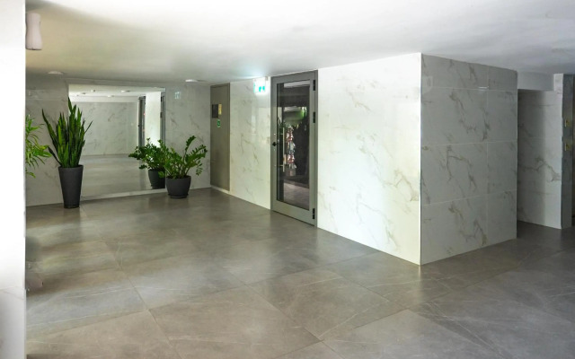 New Stylish 2-BR Apartment with Private Balcony