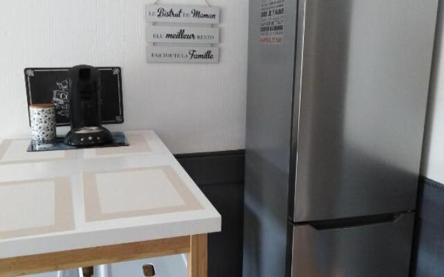 Appartement T2 avec piscine a 100 m de la plage