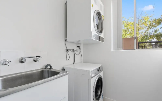 Stylish 2-bed Apartment With Pool in Camperdown