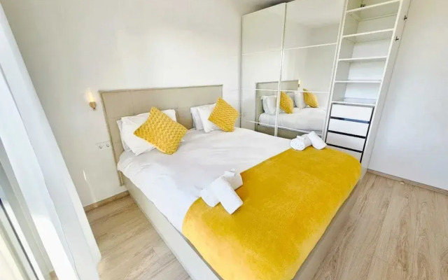 Central 2BR Flat w terrace&parking