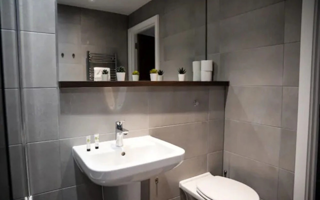 Modern 2 Bedroom Flat City Centre with Parking/Balcony