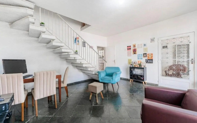 Quarto em residência tranquila e familiar