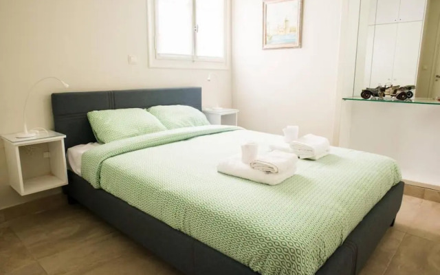 Modern Clean Apartment w h Balcony Near Metro, Athens