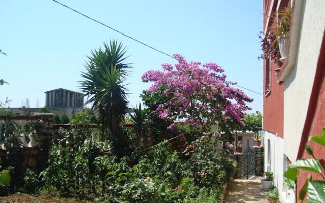 Alvanita Apartments