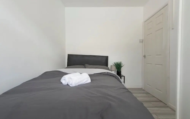 Stylish 4BR Home WiFi FreeParking