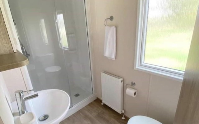 Impeccable 3-bed Cabin in Tattershall, UK