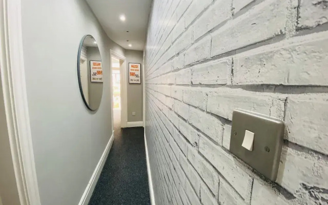 Blackpool - 4 Beds - Sleeps 10 - Pet Friendly