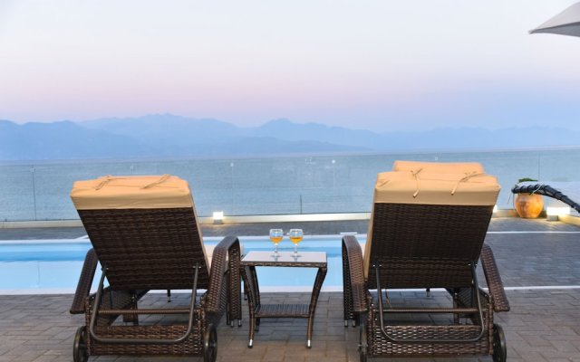 Aurora Luxury Retreat - Beachfront & Private Pool