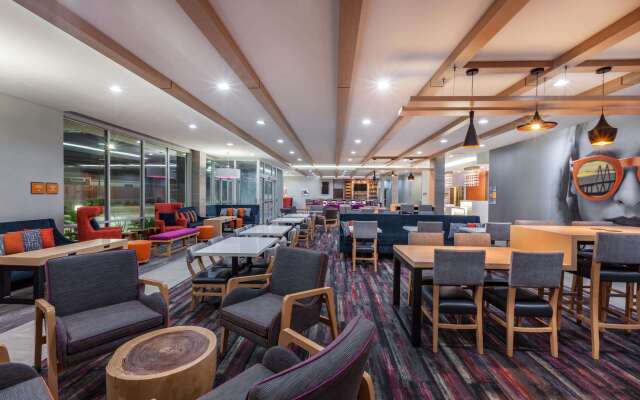 La Quinta Inn & Suites by Wyndham Houston East at Sheldon Rd