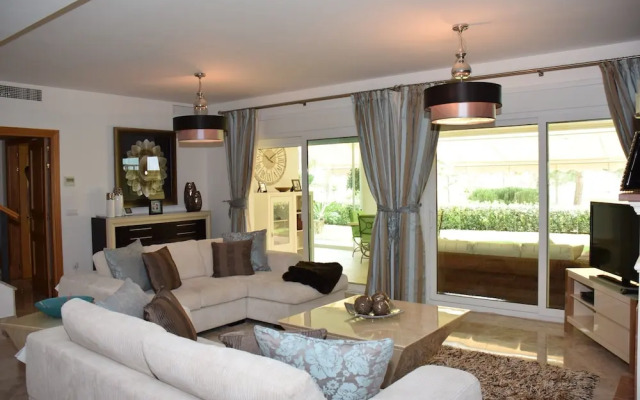 Semi Detached Townhouse Near The Beach