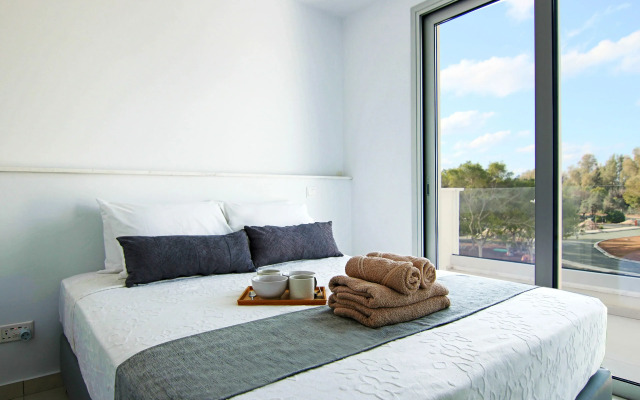 Phaedrus Living: Executive Harbour Suites 203