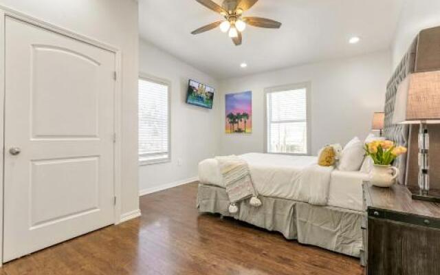 Elegant 4BR Condo in Downtown