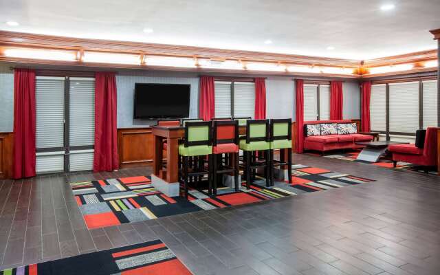 Days Inn & Suites by Wyndham Tyler