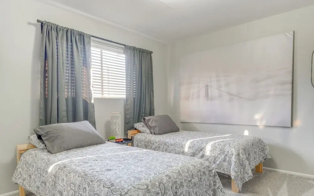 Walk to Conveniences: Tempe Condo w/ Pool!