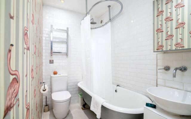 2BR Home in London W/terrace + Parking