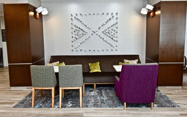 Hampton Inn & Suites Oakwood Village-Cleveland