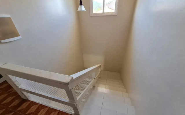Ampla casa com 5 quartos e vista para o mar