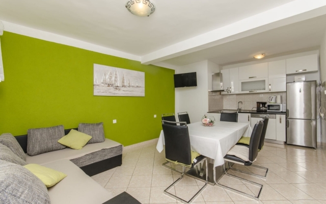 Holiday house More - garden shower: Vinisce, Riviera Trogir