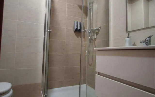Apartamento con patio, piscina y parking privado
