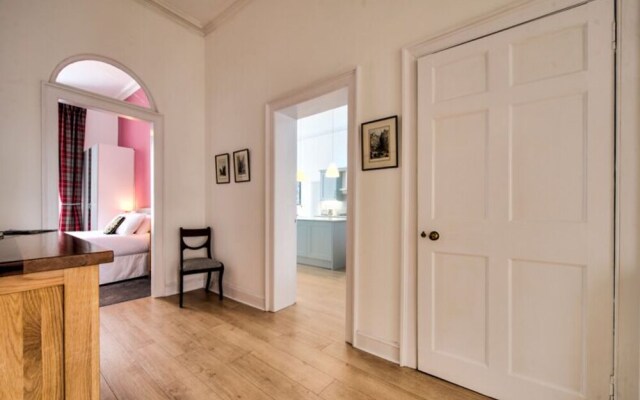 Spacious and Stylish 4-bed Georgian Apartment