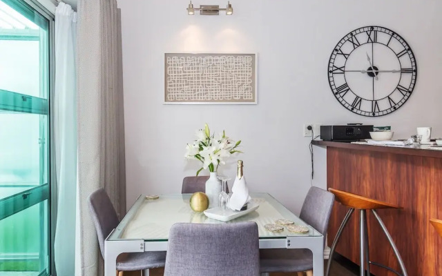 Premium 1BR Apartment at Princes Wharf