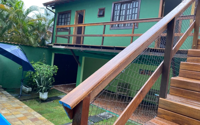 Casa de mãe aconchegante com piscina próximo à praia