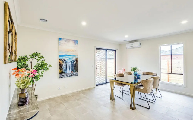 StayAU Charming 4BR Retreat Wyndham Vale