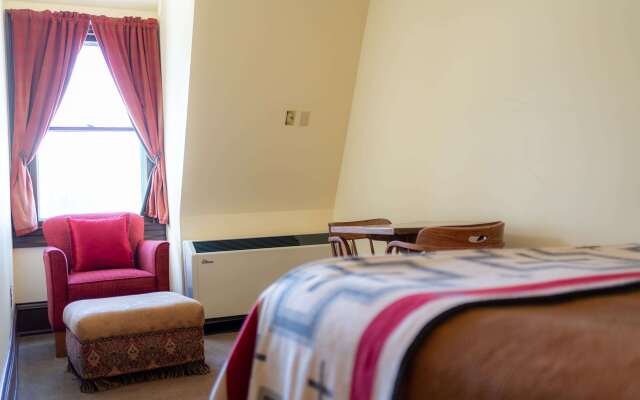 Sheridan Inn, B/W Signature Collection