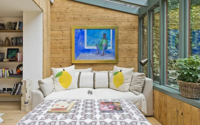 Gorgeous Stylish Interior Designed 5 Bed Home in Holland Park - Superb Location